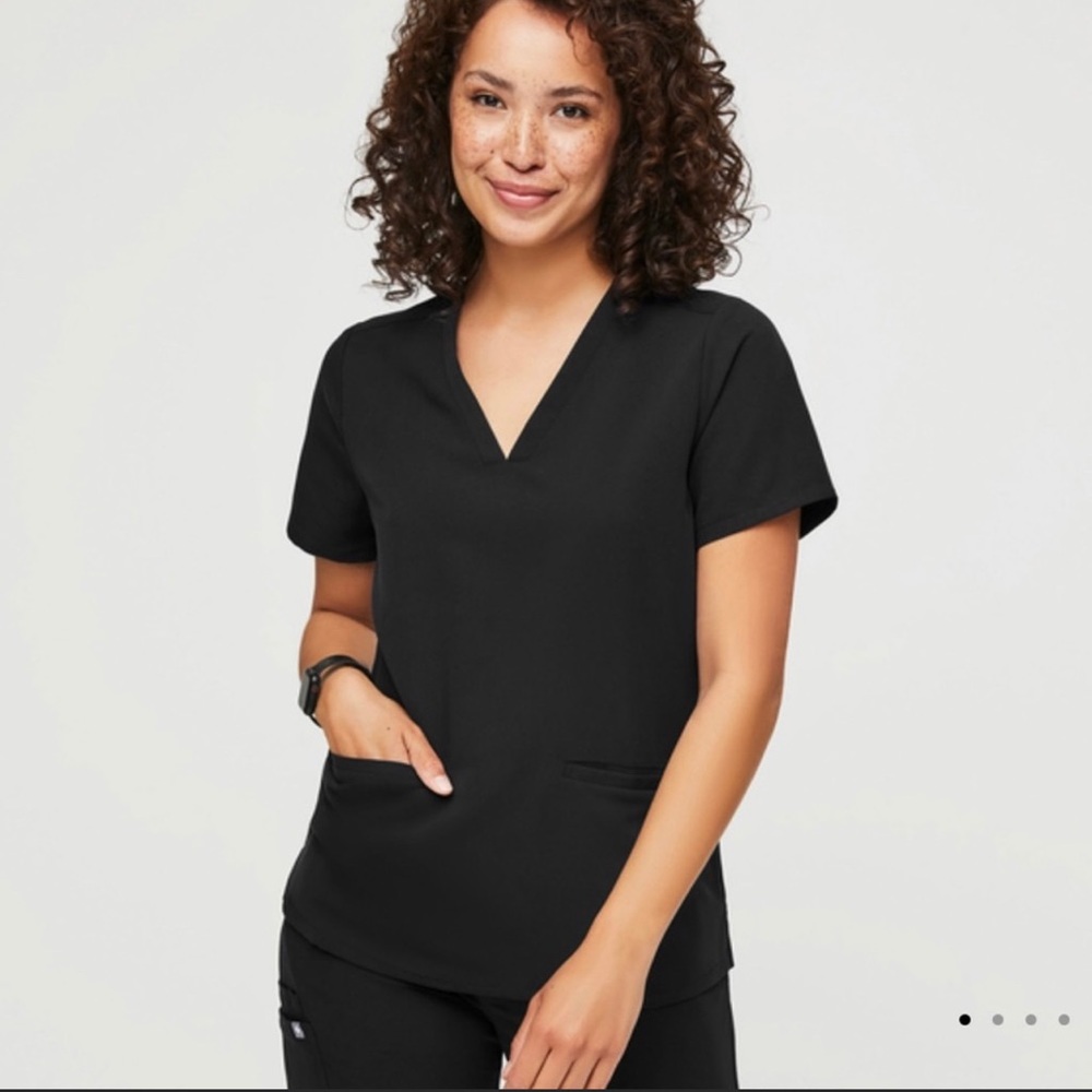 FIGS‎ Casma™M Three-Pocket Scrub Top Black